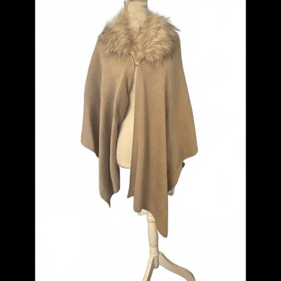 Adrienne Vittadini Elegant Beige Faux Fur Cape - Stylish Wrap for Any Occasion - Picture 2 of 8